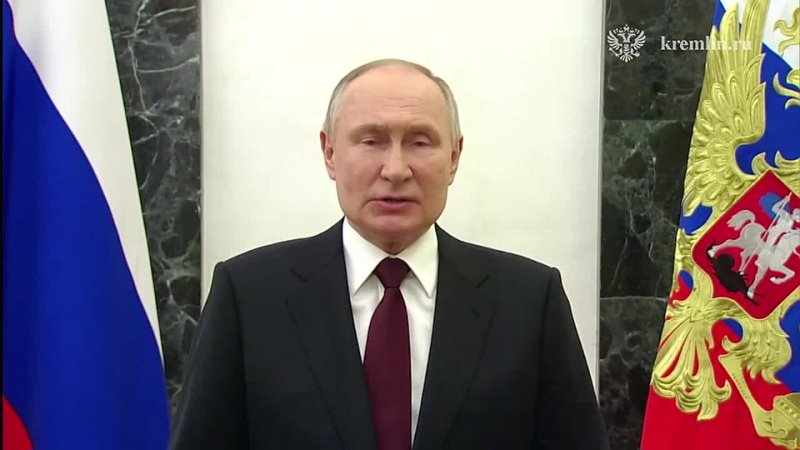 Президент России Владимир Путин поздравил россиян с Днем защитника Отечества